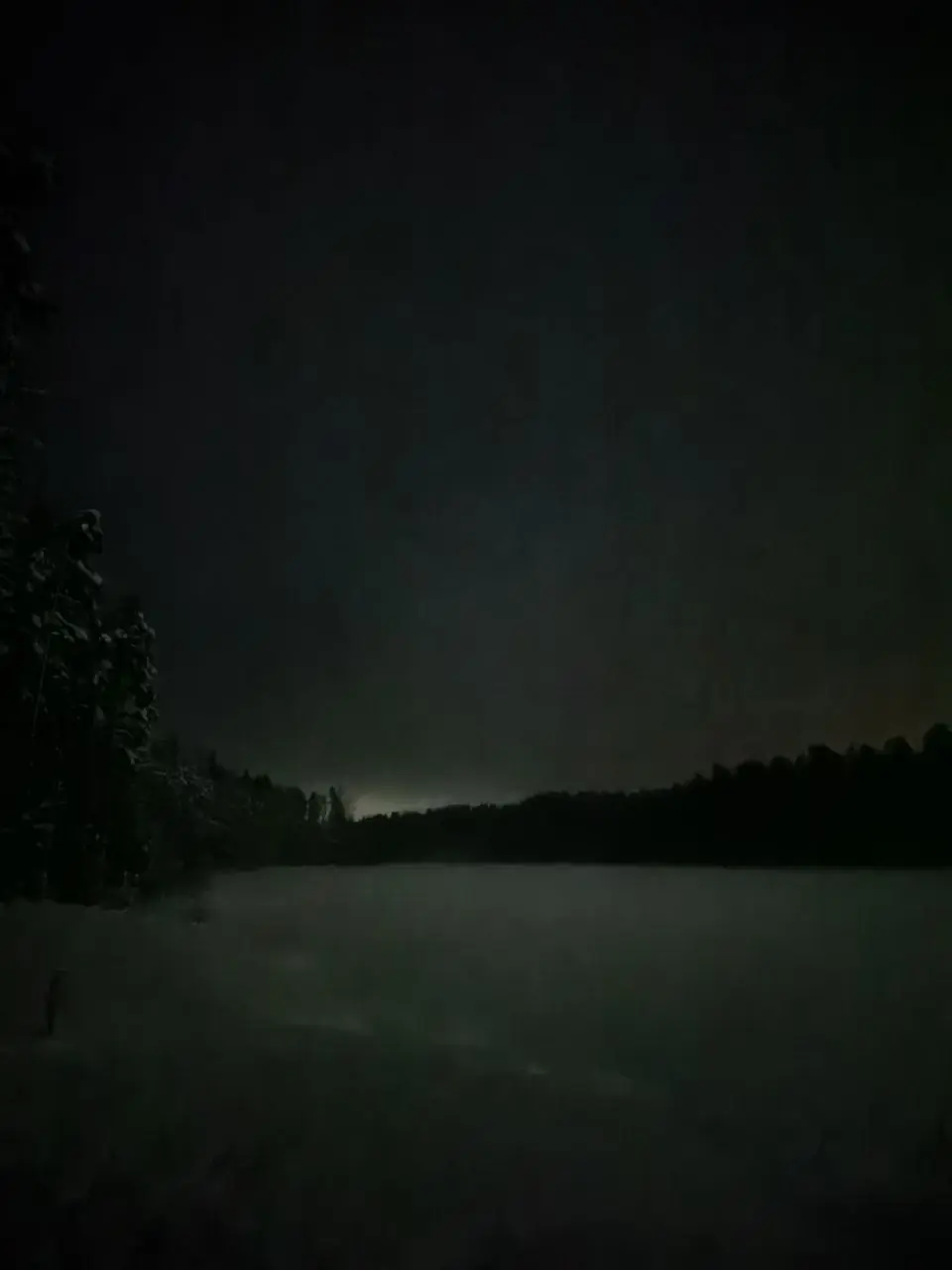 夜间结冰的湖