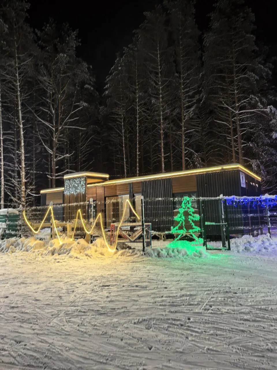 雪道旁被照亮的木制建筑