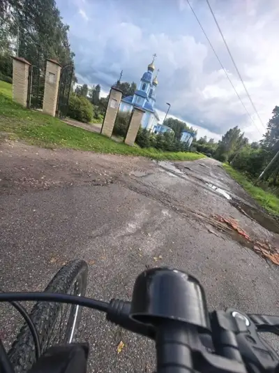 Церковь в сине-золотых тонах