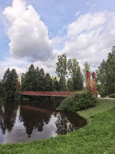 Красный подвесной мост через реку