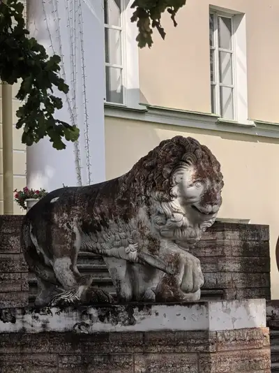 Мраморный лев у дворцовой лестницы