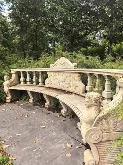 Гранитная скамья со сфинксами
