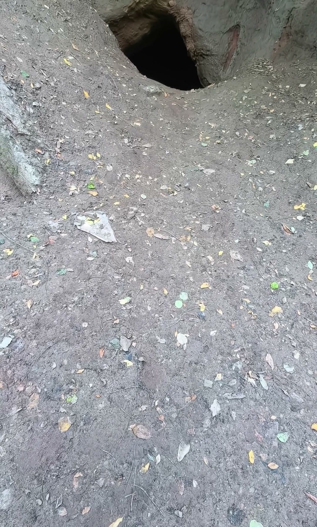 Вход в пещеру в песчаном склоне